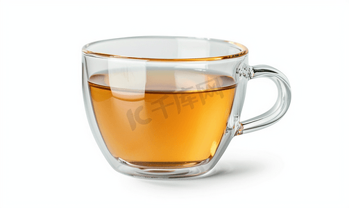 白色背景中隔离的玻璃杯中的姜茶包括剪切路径