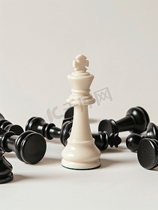 散落塔罗牌摄影照片_胜利的概念白色的棋子站着黑色的棋子散落在周围
