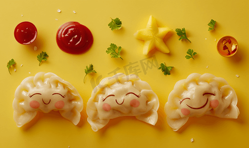 可爱的笑脸摄影照片_食物面对有趣的饺子和番茄酱