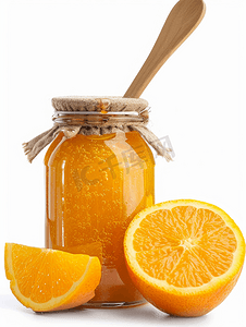 玻璃罐中的橙子果酱用勺子孤立在白色背景上包括剪裁路径