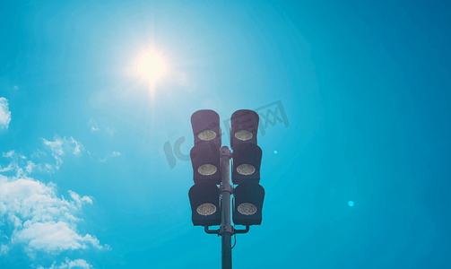 高速公路上的聚光灯与蓝天是背景