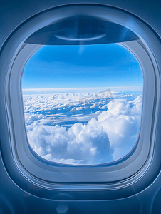 清晰的摄影照片_透过飞机窗户看到的云景鸟瞰图