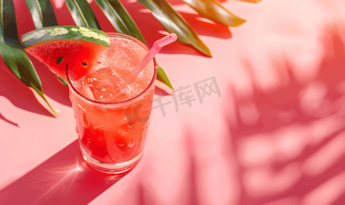 冰西瓜的摄影照片_美味的夏日冰沙西瓜饮料