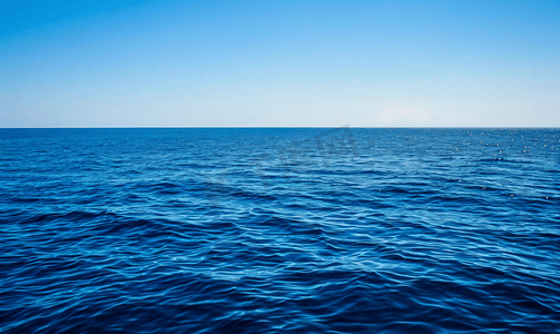 蓝色海洋或海水地平线