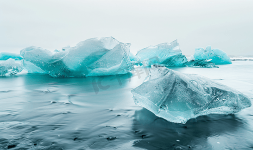 漂浮手绘钱币摄影照片_冰岛杰古沙龙冰湖碧绿的冰山漂浮在冰岛冰川泻湖中
