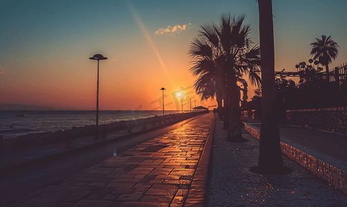 街道和海上的日落