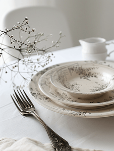 餐饮文化摄影照片_白桌上美丽的复古瓷盘