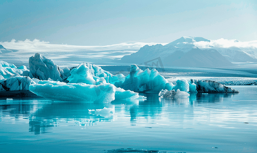冰山丛林摄影照片_冰岛杰古沙龙冰湖碧绿的冰山漂浮在冰岛冰川泻湖中