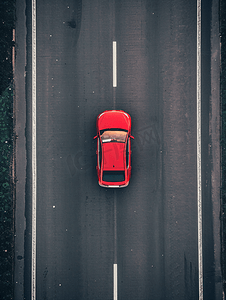 红色汽车停在高速公路上从上面看交通视图