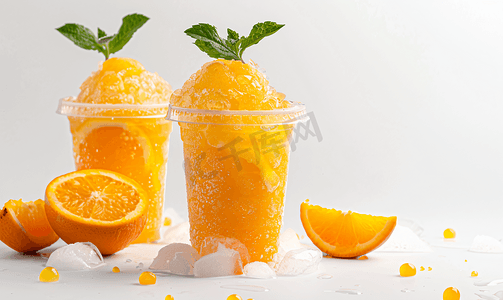 白色背景下塑料杯中橙子的冰沙