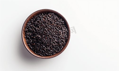 乌龙黑米茶摄影照片_孤立的圆碗中生黑米的顶视图