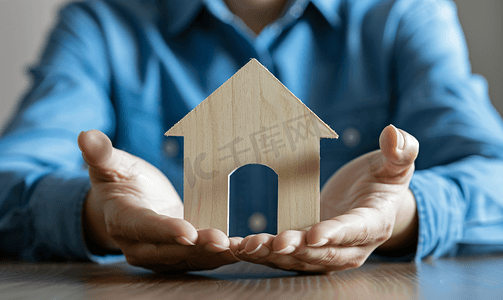 房地产经纪人打手势保护住房住房保险概念