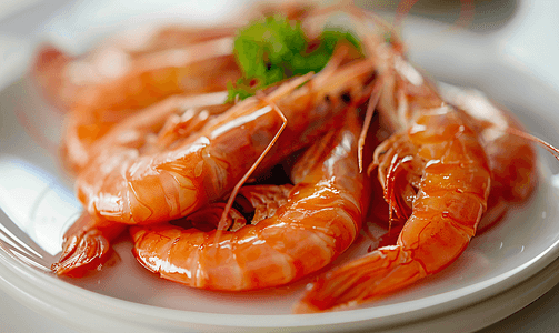 越南菜摄影照片_盘子里的虾肉