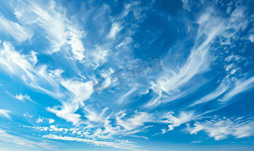 社团招新羽毛球摄影照片_具有蓝天背景和大白色微小层云卷云条纹的景观