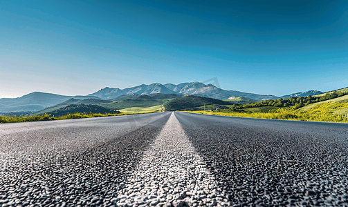 沥青公路空旷的道路和清澈的蓝天与全景景观