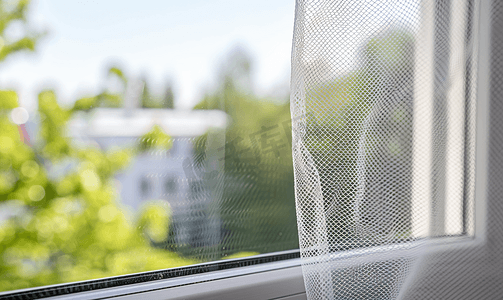 推车蚊帐摄影照片_房屋窗户上的蚊帐金属丝网可防止昆虫