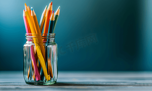 玻璃罐彩色铅笔与复制空间学习大学教育理念