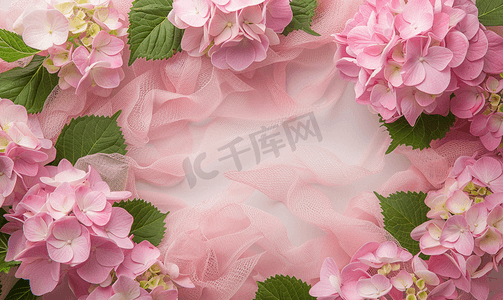 背景绿色背景摄影照片_美丽绽放的粉红色绣球花在绳网背景上带有复制空间