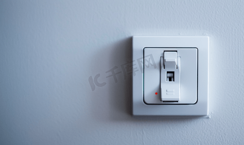带白墙背景家庭电力的电子照明开关