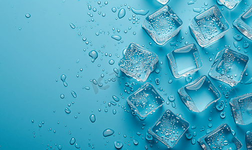 蓝色的冰块摄影照片_蓝色背景顶视图上散布着水滴的冰块