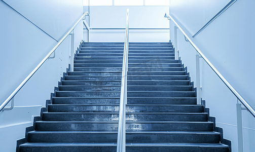 梯梯摄影照片_楼梯紧急疏散出口楼梯在新办公楼的上梯中