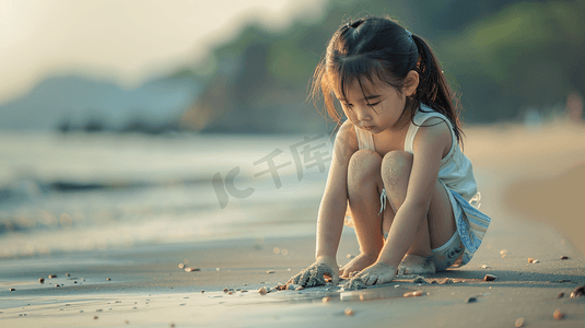 沙滩捡贝壳摄影照片_海边玩沙子捡贝壳的儿童13