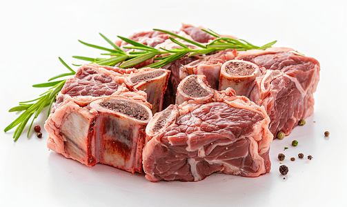 煮熟的牛肉摄影照片_未煮熟的牛肉胫骨上白色隔离