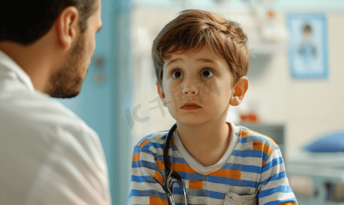 小男孩在医院看医生