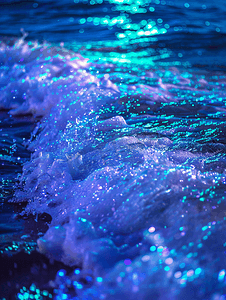s型荧光彩带摄影照片_海洋中黑暗中的荧光闪光