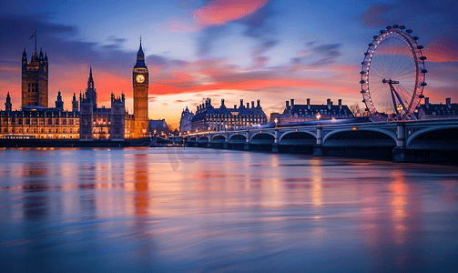 日落景观摄影照片_与日落的戏剧性的伦敦地平线