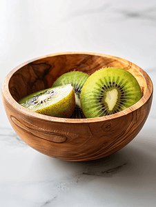 水果半个摄影照片_木碗里放着半个新鲜绿色猕猴桃