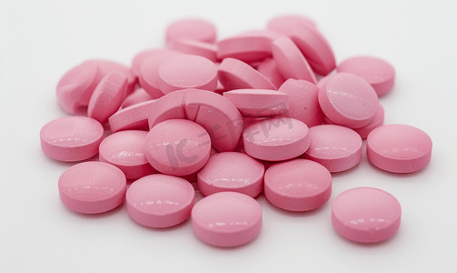 乳腺癌治疗摄影照片_白色背景中含有多种维生素的粉红色药丸