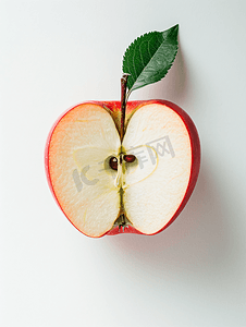 绿叶遮罩摄影照片_红苹果切成两半绿叶孤立在白色背景上