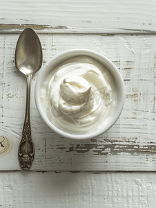 白色木质背景上的酸奶杯和勺子