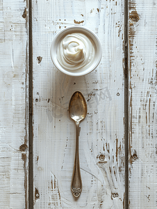 白色木质背景上的酸奶杯和勺子