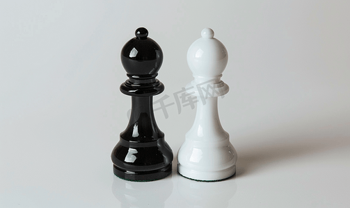 国际象棋背景摄影照片_镜子背景上的黑色棋子其中反射着白色女王