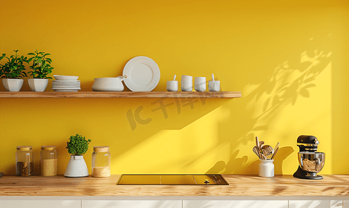 厨房内部厨房位于木架和黄色墙壁上