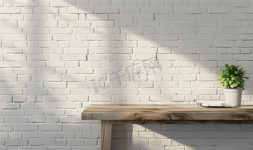 空灰色座位和带白砖墙的木桌