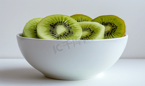绿色水果新鲜摄影照片_白碗里的新鲜猕猴桃切片