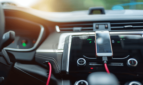 旅行时在车内给手机电池充电