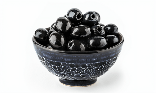 白色背景上孤立的碗中的黑橄榄