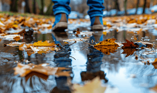 落叶和青少年在雨坑附近