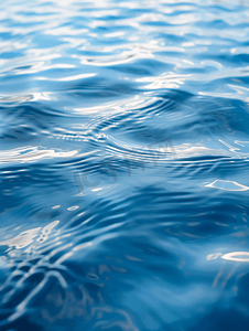蓝色的水面有柔和的波纹和倒影