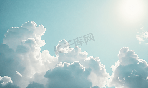 夏日明媚的天空飘着白云给人一种天堂般的感觉