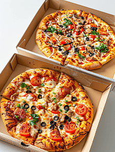 披萨盒中的两张顶面披萨