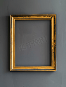银色画框摄影照片_灰色墙壁上垂直的经典金色相框