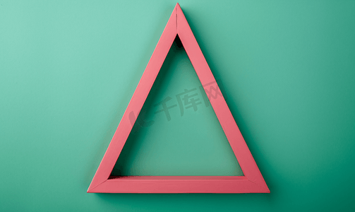 空间粉色背景摄影照片_绿色背景框架中的粉色三角形顶视图复制空间
