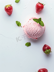 白色背景上一勺草莓冰淇淋上面有薄荷叶