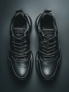 运动鞋采用黑色穿孔皮革制成颜色为深色