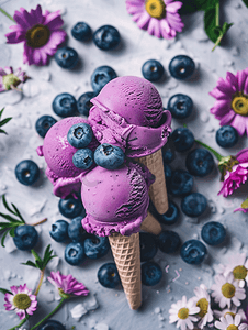 冰淇淋双球摄影照片_自制蓝莓冰淇淋或冰棒